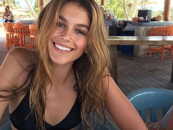 一個動作提升球鞋的時尚度！快來學習模特兒 Kaia Gerber 這個簡單小技巧吧！