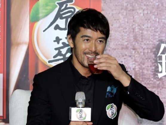 睽違三年再度來台　阿部寬為「原萃」乾「茶」慶祝！