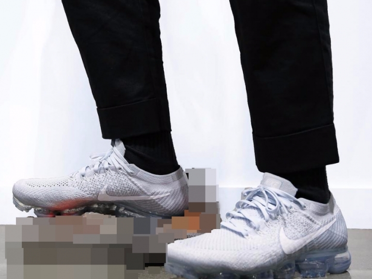 有錢就是任性，超狂鞋迷炫 Vapor Max 竟直接把「這雙」淘汰踩在腳下！