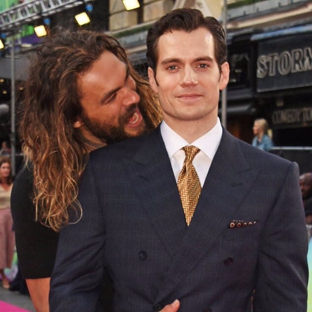 腐女魂爆發！「水行俠」傑森摩莫亞飛奔擁抱亨利卡維爾　可愛到讓網友都尖叫！