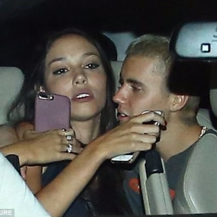 熱情求吻！小賈斯汀在車上火力全開「撩妹」　手機炫耀自己就是有把不完的女孩！