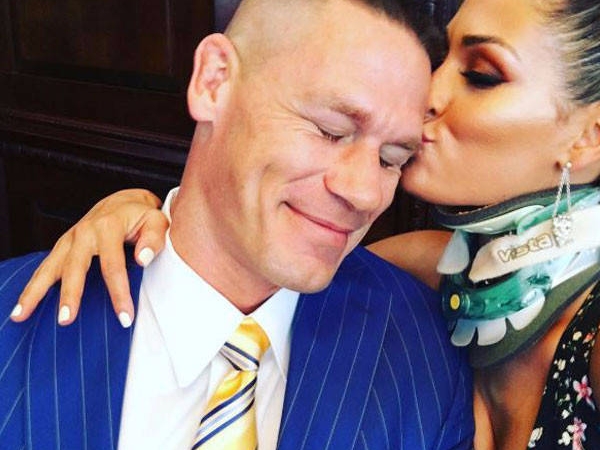 John Cena 訂婚了！在摔角擂台上向 5 年女友求婚成功、熱吻閃爆觀眾