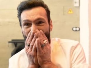  55 歲流浪漢經過專業造型打點後　人生整個不一樣了！