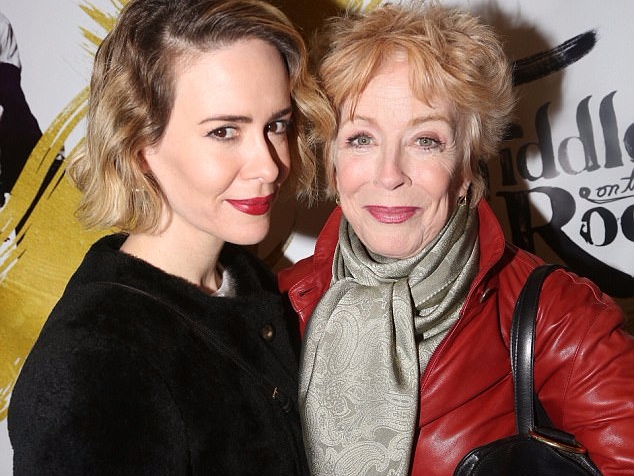 《美恐》女王 Sarah Paulson 不只是女同志　她甜蜜交往的女友還已高齡 74 歲！