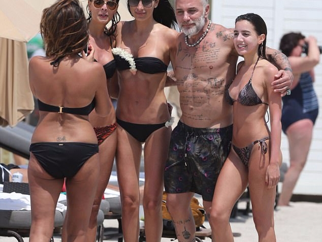 義大利富豪 Gianluca Vacchi 有錢又性感　49 歲仍然被比基尼美女圍繞！