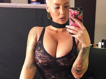 肯伊火辣前女友 Amber Rose 難得素顏上街　大尺寸豐臀辨識度實在太高！