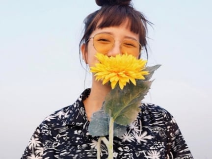 泰正點!來看這位暖女系「泰國正妹」如何用碎花衣穿出潮流味!
