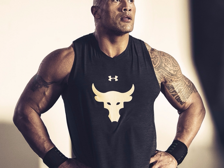 巨石強森第一雙 Under Armour 鞋款出爐，可以看得到那個經典的 LOGO！