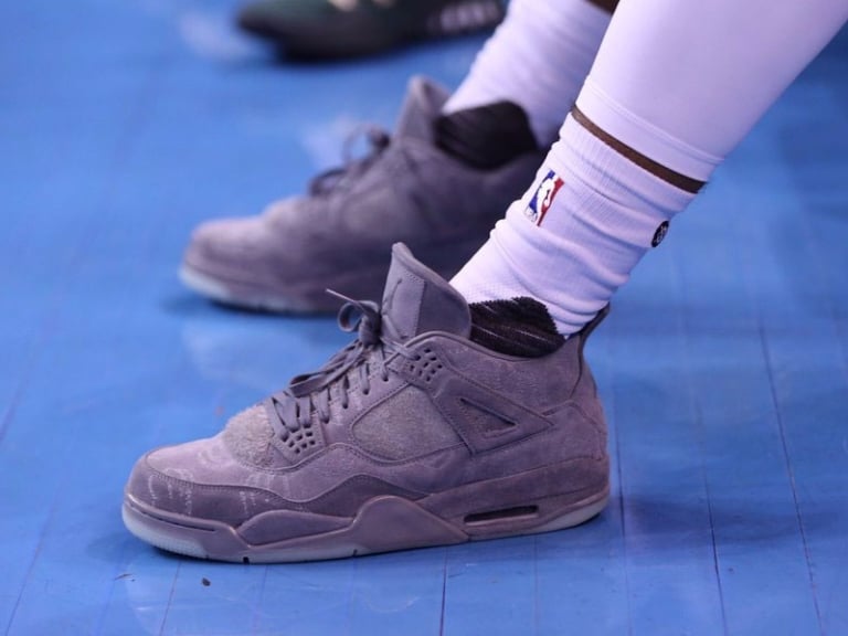 傳出助攻不是重點！眼尖球迷發現公鹿後衛穿著 Kaws X Air Jordan IV 打球