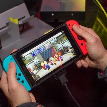 媽媽不肯買任天堂 Switch 給他　日本小五生只好自己用紙板做出一個...