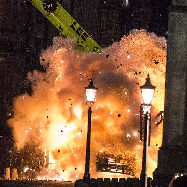 超期待！《復仇者聯盟 3: 無限之戰》玩驚人爆破　在街頭直接炸出三層樓火花！