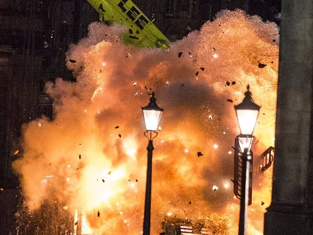 超期待！《復仇者聯盟 3: 無限之戰》玩驚人爆破　在街頭直接炸出三層樓火花！