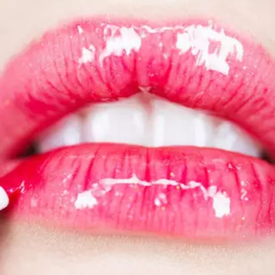 咬唇妝已經不流行了！現在國內外最瘋的唇是它