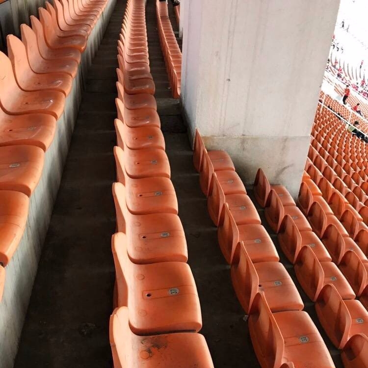 中國廣州恆大球場驚見死角「王座」　引日本網友吐槽：這是鑑賞柱子的座位嗎？