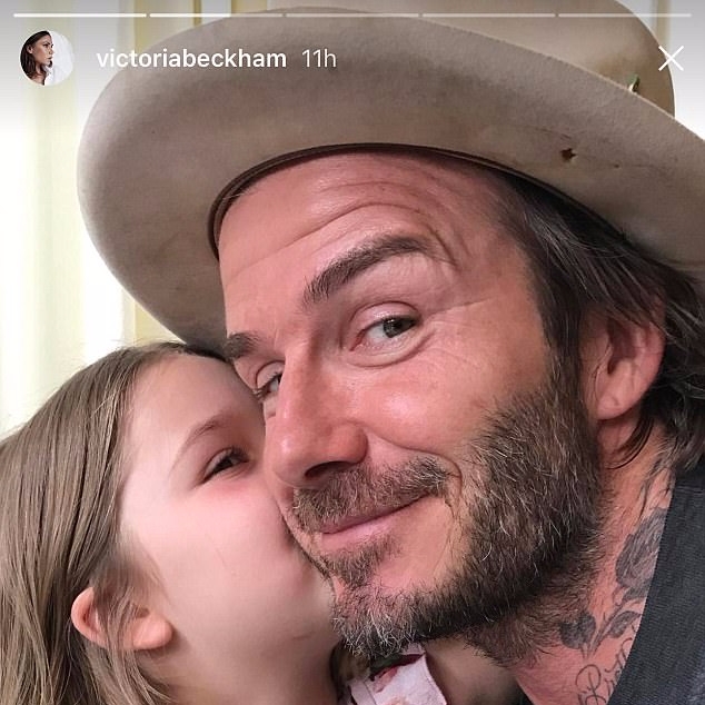 有女萬事足！5 歲小七向爸爸貝克漢獻香吻　簡直是最幸福的模範家庭！