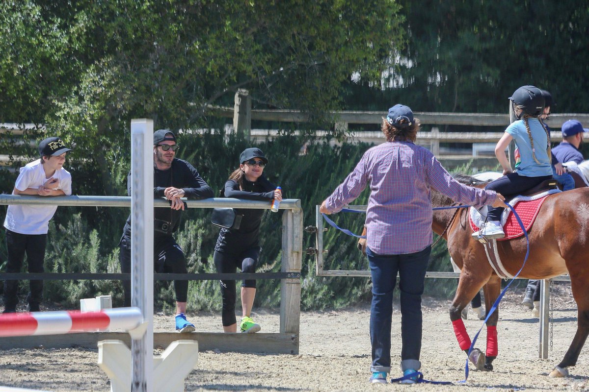 有女萬事足！5 歲小七向爸爸貝克漢獻香吻　簡直是最幸福的模範家庭！