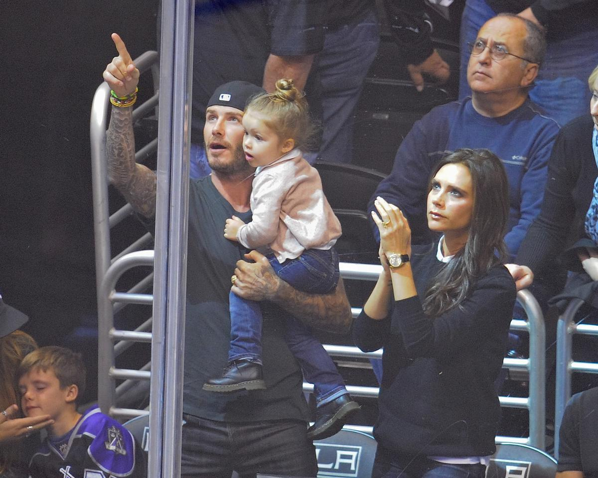 有女萬事足！5 歲小七向爸爸貝克漢獻香吻　簡直是最幸福的模範家庭！