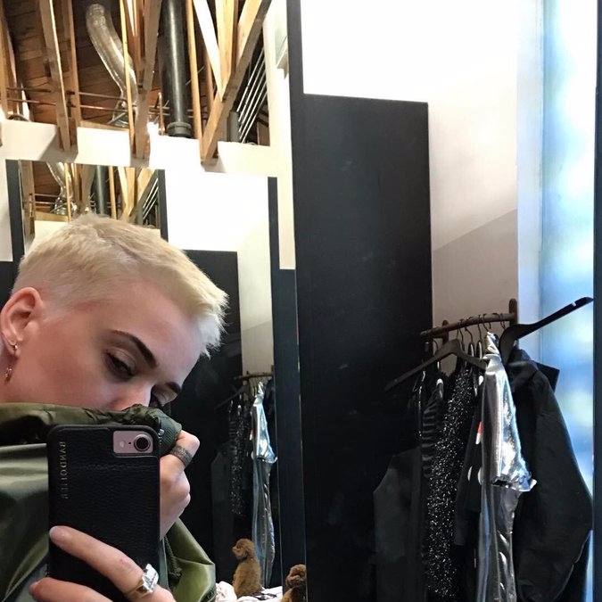 凱蒂佩芮剪髮上癮無法自拔　驚人短髮再讓網友驚呼：小賈斯汀是你？