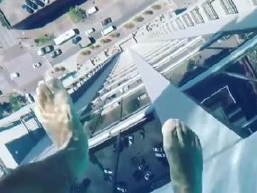 史上最軟腳　高 40 層樓高的透明空中游泳池 !