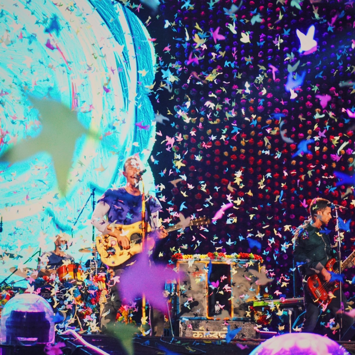 Coldplay 首度來臺爆棚催淚開唱，愛上台灣誓言「我們一定會再回來的！」