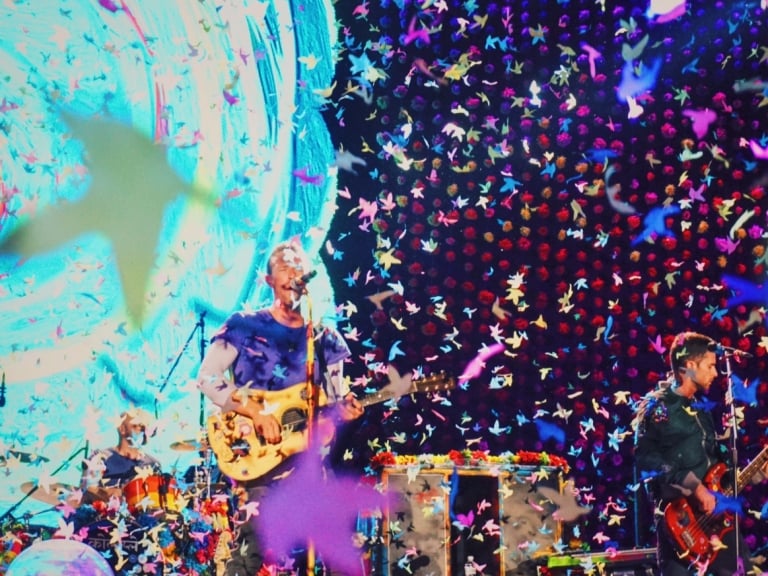 Coldplay 首度來臺爆棚催淚開唱，愛上台灣誓言「我們一定會再回來的！」