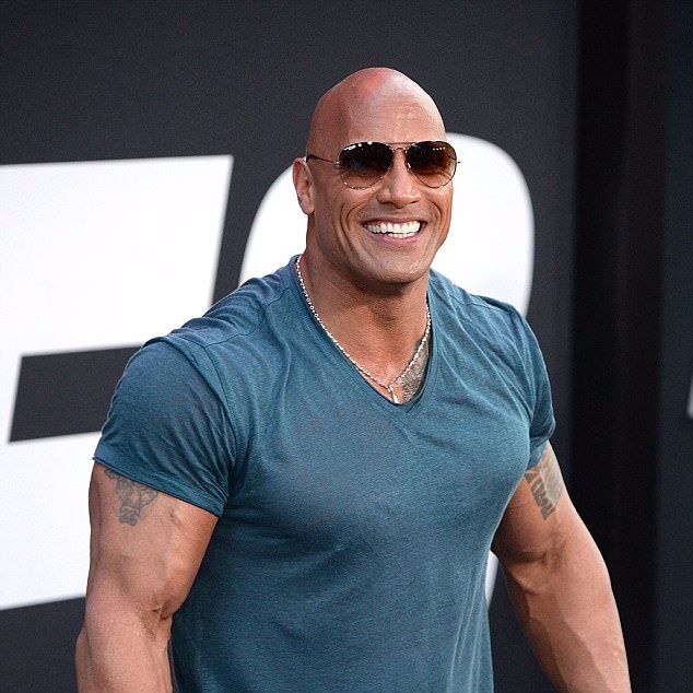 粉絲當面踩地雷「The Rock 本人其實超小隻 」　巨石強森怒嗆：我要把你扔進河裡！