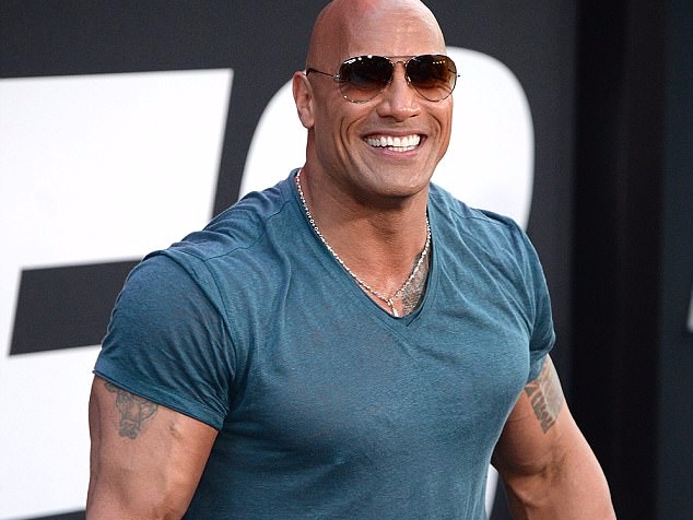 粉絲當面踩地雷「The Rock 本人其實超小隻 」　巨石強森怒嗆：我要把你扔進河裡！