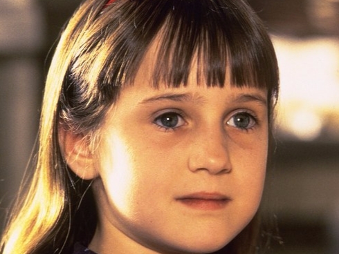 還記得超可愛的《小魔女》嗎？睽違 21 年在回顧當年爆紅全球的童星！