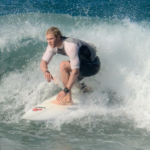 「雷神索爾」克里斯漢斯沃秀出衝浪技巧　粉絲狂送愛心：你是真正的超級英雄！