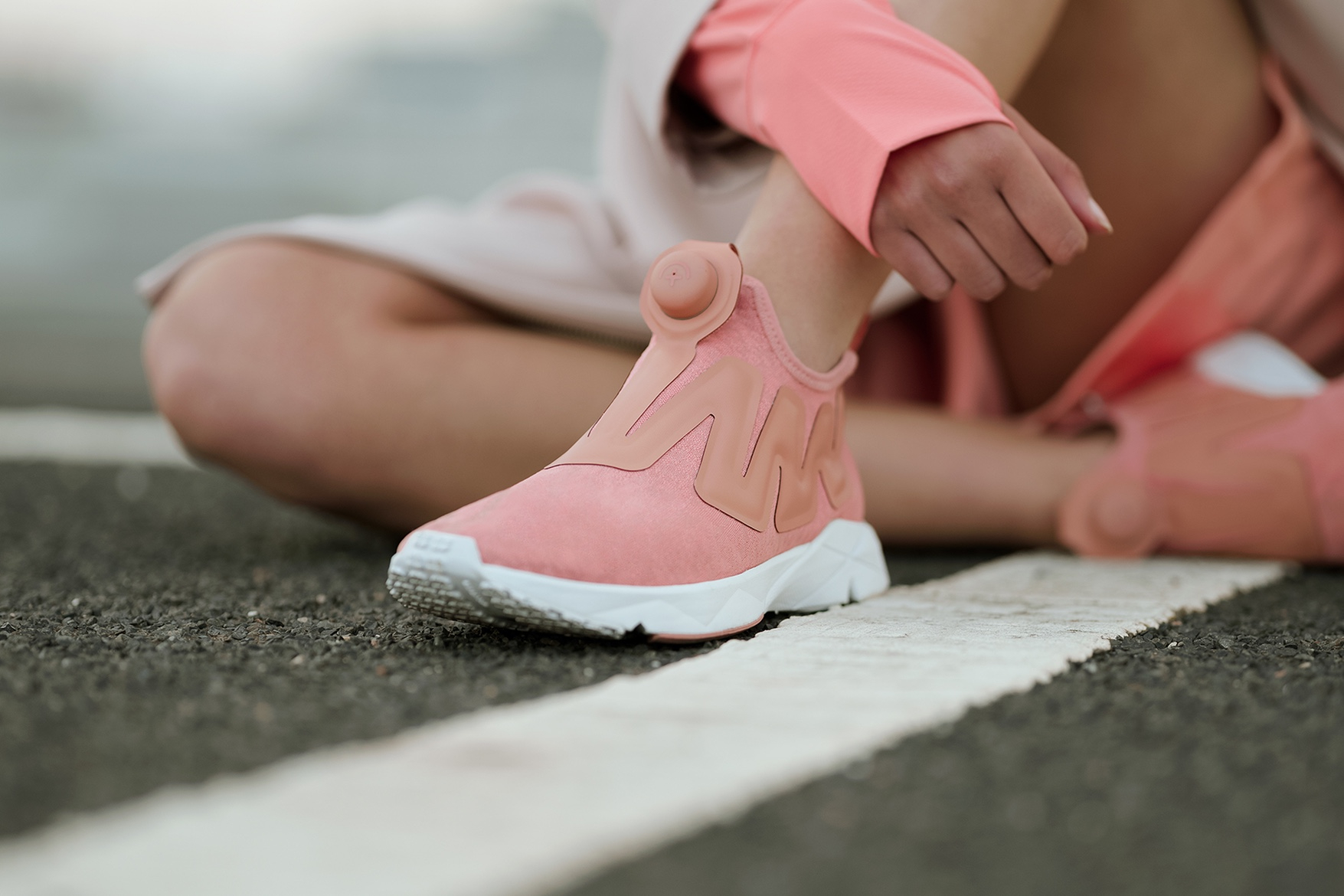 女孩再心動一波！Reebok X Vetements 推出少女粉、奶油白　就是要妳無法抵抗！