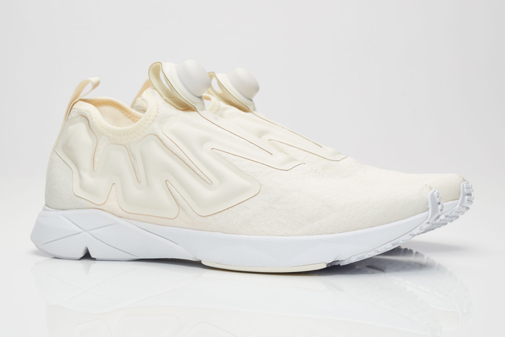 女孩再心動一波!Reebok X Vetements 推出少女粉、奶油白 就是要妳無法抵抗!
