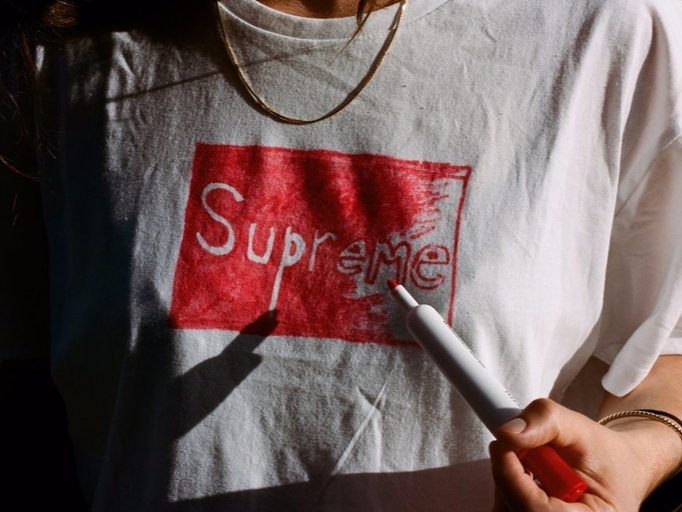 Supreme Logo Tee 太貴買不起?!一支筆、一件素 T 玩翻時下最夯品牌