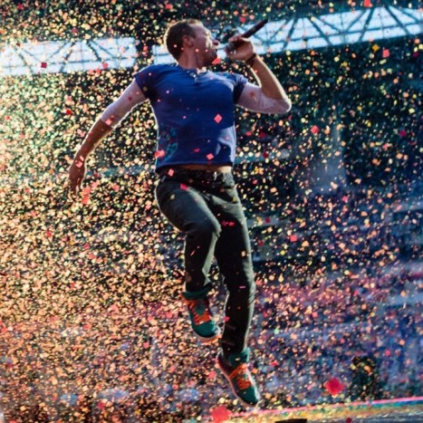 Coldplay 來台演唱吸引 8 萬人朝聖！主唱腳下那雙鞋居然大有來頭...