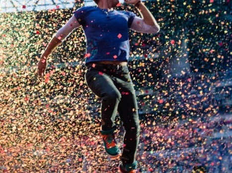 Coldplay 來台演唱吸引 8 萬人朝聖！主唱腳下那雙鞋居然大有來頭...