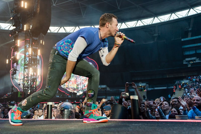 coldplay 來臺演唱吸引 8 萬人朝聖!主唱腳下那雙鞋居然大有來頭.