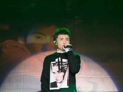 送禮送到心，小宇新歌記者會上好友信竟然獻禮「這跟棒子」！