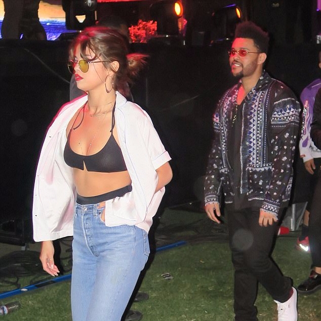 甜到不行！賽琳娜穿性感內衣現身 Coachella 音樂節　與威肯穿情侶鞋搭配大放閃！