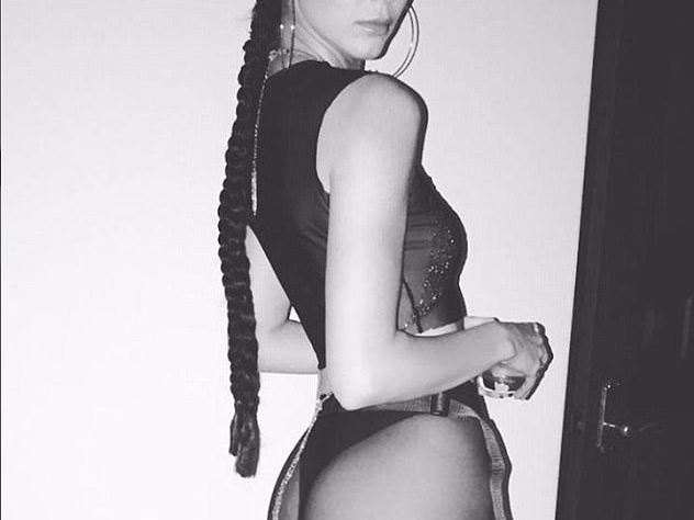 來了！Kendall Jenner 竟也進化成「卡戴珊豐臀」　穿搭轉變成奢華名媛風！