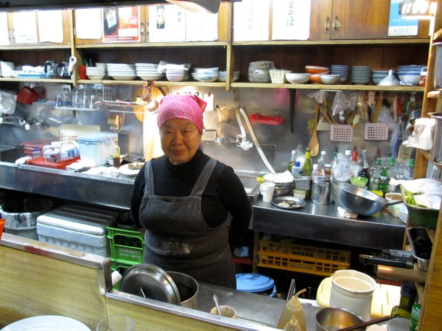 「電音什麼的我最熟」！日本 82 歲老太太白天包餃子、晚上竟上夜店刷碟子