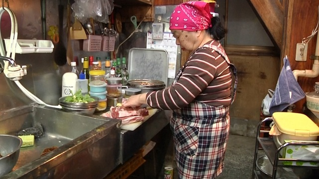 「電音什麼的我最熟」!日本 82 歲老太太白天包餃子、晚上竟上夜店刷碟子