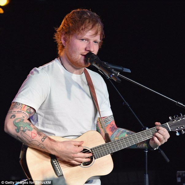 紅髮艾德讓少女心融化的「理想男友」5 大時刻　擔心約會而在節目上偷傳簡訊給女友！