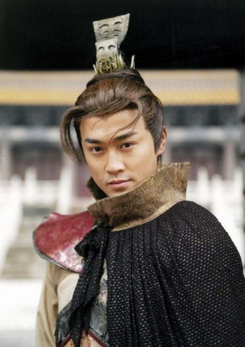 不论出演冷酷,无情的角色,还是豪迈直爽的寇仲也入形入格,绝对是最