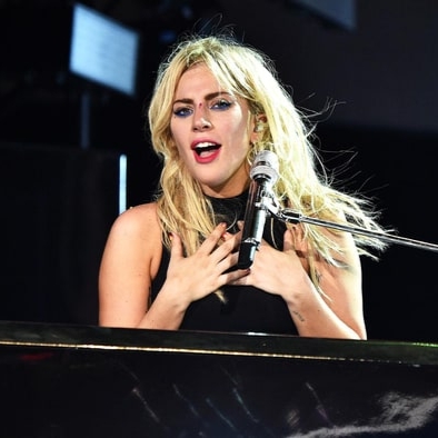 「你們每次都用愛治癒我」！Lady Gaga 在 Coachella 偷唱新歌〈The Cure〉　融合輕電音清新到不像她