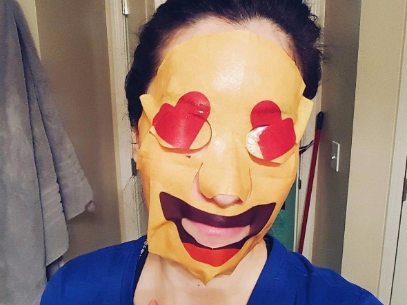 敷這個能忍住笑意嗎？ Emoji 推出「 6 款經典表情符號面膜」 網友：絕對忍不住...