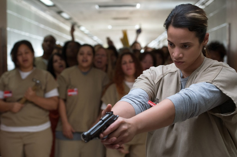 《劲爆女子监狱》最新预告片中,囚犯竟然手执手枪指著狱警!