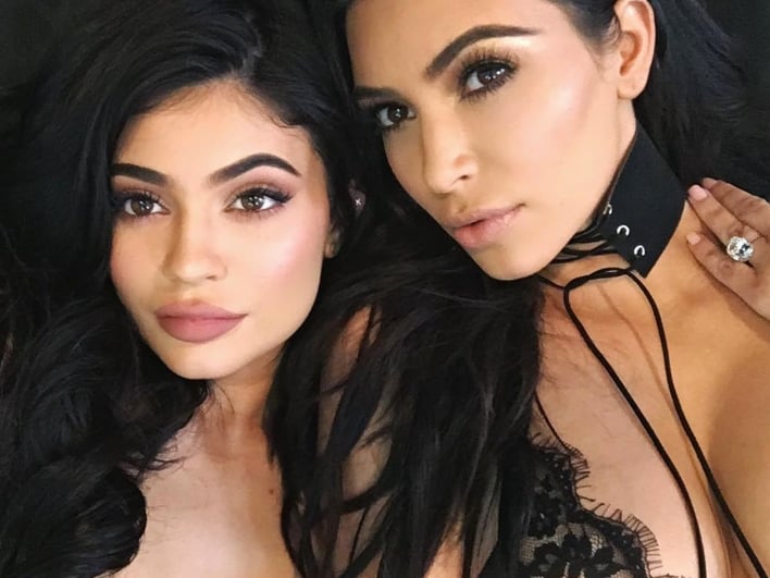 kylie jenner 攜手金卡達夏「大尺度全裸上陣」！網友：要不要這麼賣命？