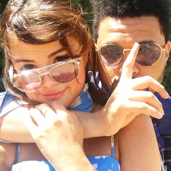 越愛越高調！Selena Gomez、The Weeknd 這對果然是去哪兒就「閃」到哪兒！