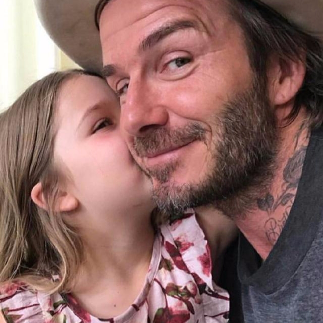 貝克漢父愛爆發拍女兒背影！網友攻擊太胖貝克漢火大反擊！