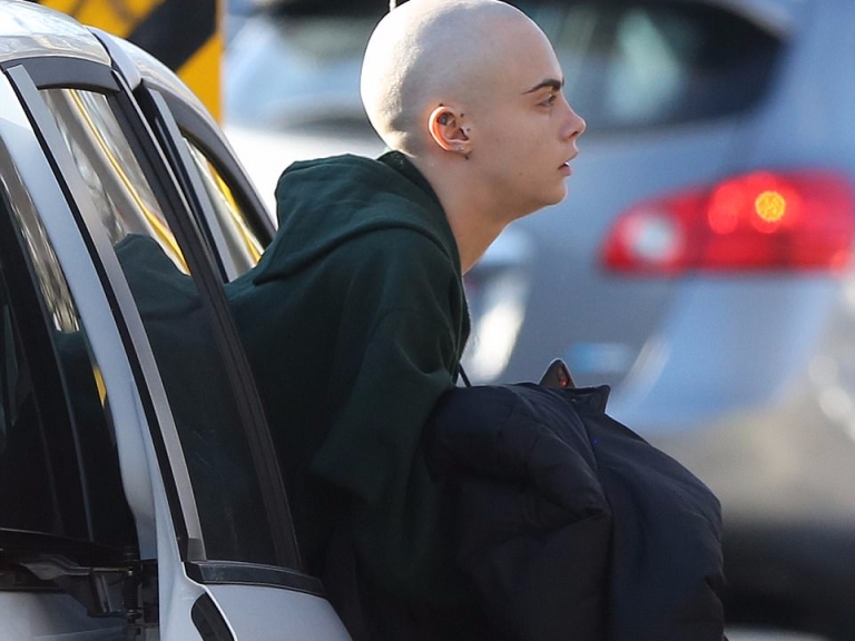 英國超模 Cara Delevingne 將頭髮全剃光 「大光頭」造型首度曝光!