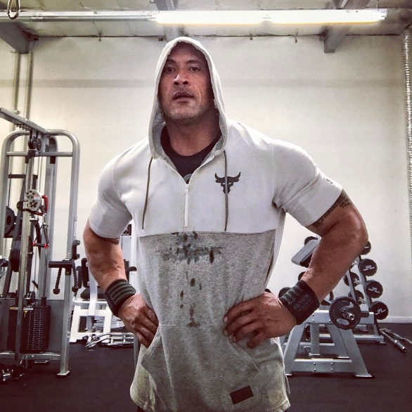 馮迪索連健身都拚不過！巨石強森掛鐵鍊做出標準「屈臂撐」超強大！
